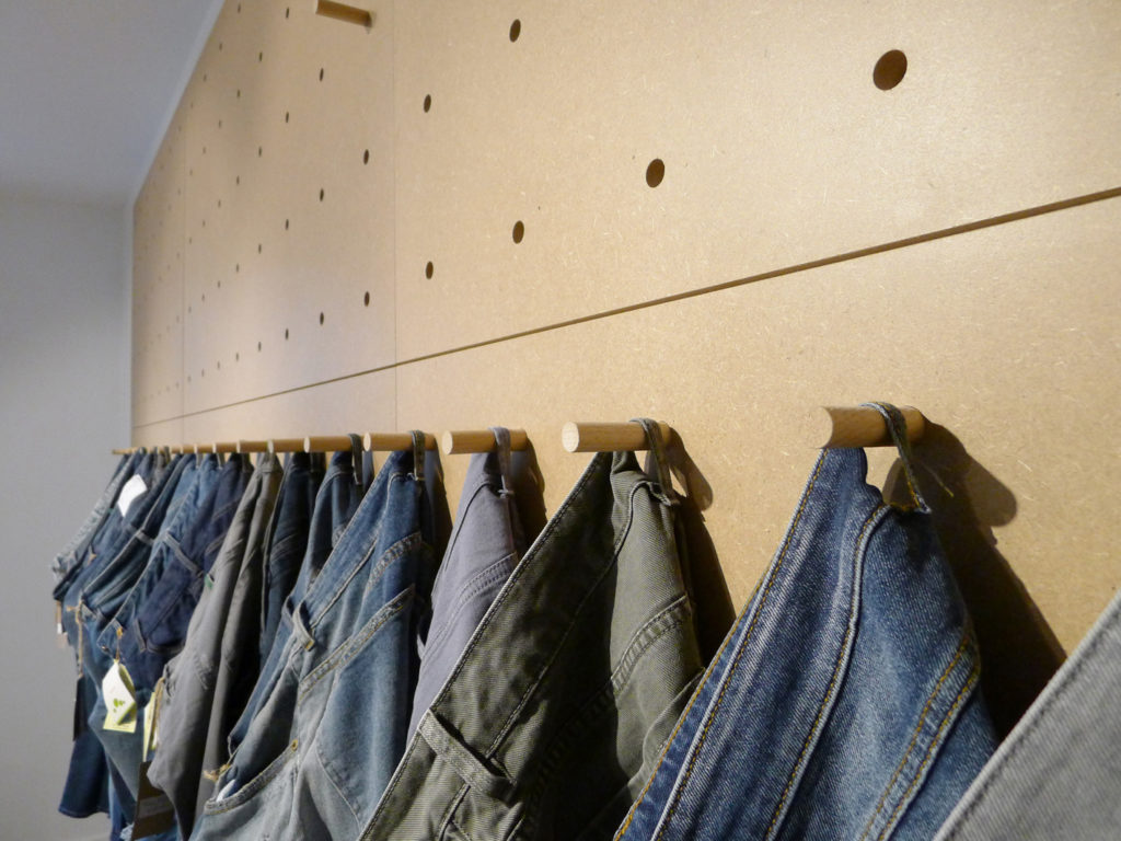 système de suspension des jeans sur panneau perforé